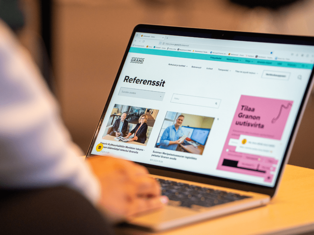 Kannettavan tietokoneen näytöllä avattu Grano-verkkosivusto, jossa näkyy referenssikuvia ja uutisia.