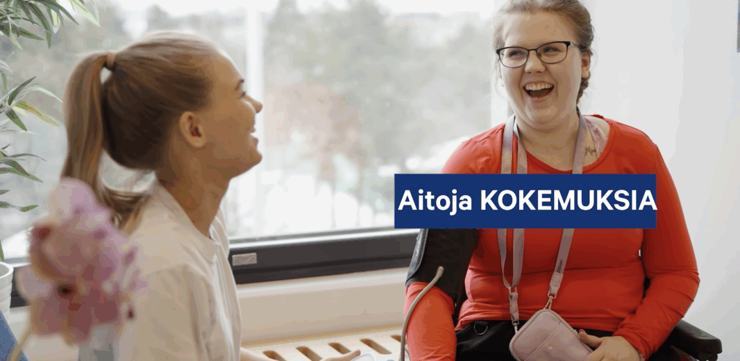 Kaksi naista juttelee iloisesti ikkunan edessä – toinen mittaa verenpainetta ja toinen istuu pyörätuolissa hymyillen. Kuvassa teksti: 'Aitoja KOKEMUKSIA.fi'.