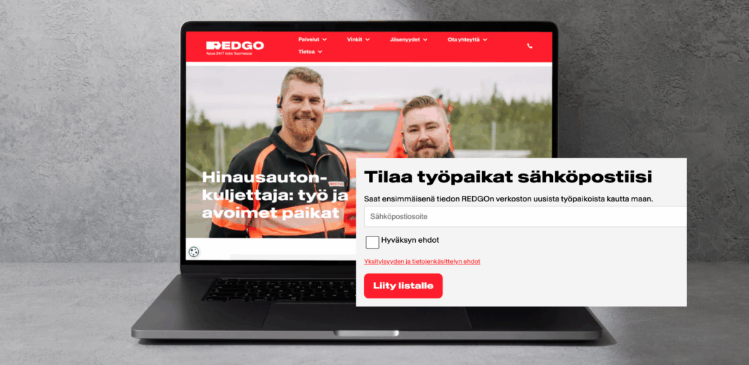 Kuvassa REDGOn verkkosivu, jossa kaksi hinausalan työntekijää poseeraa hinausauton edessä. Näytöllä näkyy sivun otsikko "Hinausautonkuljettaja: työ ja avoimet paikat". Etualalla erillinen näkymä lomakkeesta, jossa kehotetaan tilaamaan avoimet työpaikat sähköpostiin REDGOn verkostosta.
